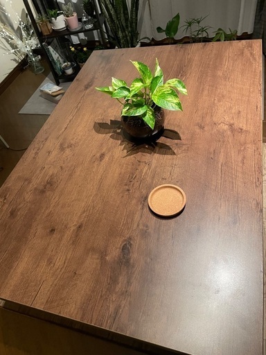 木目調の昇降式テーブル。