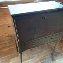 アンティーク家具2  開き机　収納家具　レトロ　傷、落書き、他汚れ多数ですの画像