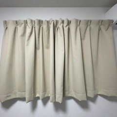 クリーム色　小窓　遮光カーテン