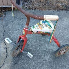 【OmNi ANTIQUEs】古い三輪車です。