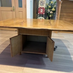 カリモクの
ダイニングテーブルの画像