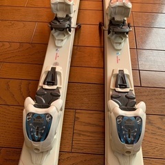 子ども用 スキー板とストックの画像