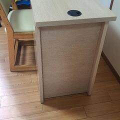 学習机と椅子の画像
