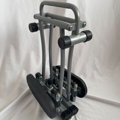 足を開いたり閉じたりする運動器具
