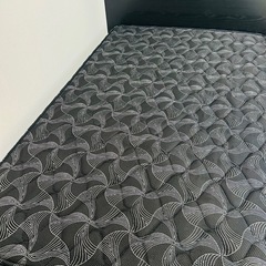 セミダブルベッドフレームとマットレスの画像