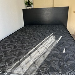 セミダブルベッドフレームとマットレスの画像