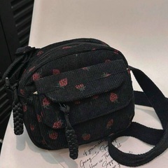 未使用新品 - イチゴプリントスクエアバッグの画像