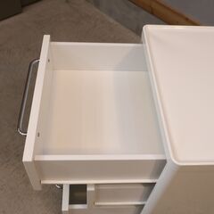 イタリアのブランドCalligaris(カリガリス)社のTRAILER(トレーラー) デスクキャビネットワゴン/グロッシーホワイトです。ホワイトカラーのシンプルモダンなデザインのキャスターワゴン♪の画像