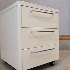 イタリアのブランドCalligaris(カリガリス)社のTRAILER(トレーラー) デスクキャビネットワゴン/グロッシーホワイトです。ホワイトカラーのシンプルモダンなデザインのキャスターワゴン♪の画像