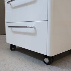 イタリアのブランドCalligaris(カリガリス)社のTRAILER(トレーラー) デスクキャビネットワゴン/グロッシーホワイトです。ホワイトカラーのシンプルモダンなデザインのキャスターワゴン♪の画像