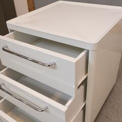 イタリアのブランドCalligaris(カリガリス)社のTRAILER(トレーラー) デスクキャビネットワゴン/グロッシーホワイトです。ホワイトカラーのシンプルモダンなデザインのキャスターワゴン♪の画像