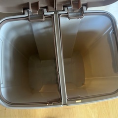 ＊取引中＊値下げしました！ 【中古 ゴミ箱】ペダル式  縦35cm 横43cm 高さ50cm 2つセットの画像