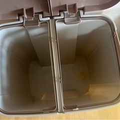 ＊取引中＊値下げしました！ 【中古 ゴミ箱】ペダル式  縦35cm 横43cm 高さ50cm 2つセットの画像