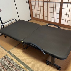 キャスター付き折りたたみ式　シングルベッド　ブラウン　　の画像