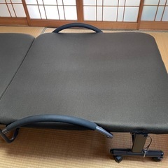 キャスター付き折りたたみ式　シングルベッド　ブラウン　　の画像