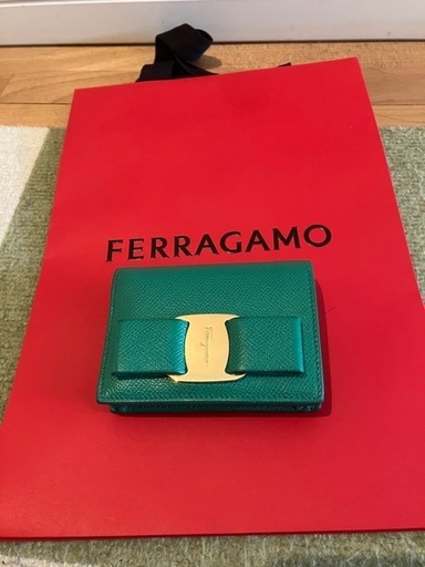 美品 
フェラガモ ミニ財布 グリーン