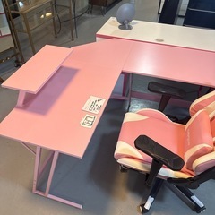 ゲーミングチェアとデスクの2点セットの画像