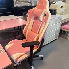 ゲーミングチェアとデスクの2点セットの画像