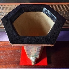 お値引き中⬛︎⬛︎⬛︎ 蘭鉢 絵付け師 布施覚氏作 白胴六角三面龍  21cm 銘あり 一点物 ⬛︎⬛︎⬛︎ 盆栽鉢 蘭鉢 春蘭鉢 美術鉢 骨董品 作家サインありの画像