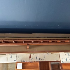 お寿司屋さんのカウンターの上の飾り屋根に使われていた屋根材木。の画像