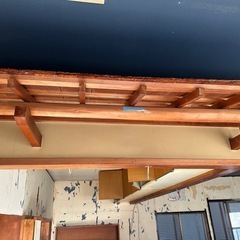 お寿司屋さんのカウンターの上の飾り屋根に使われていた屋根材木。の画像