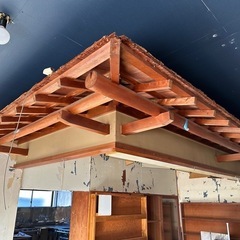 お寿司屋さんのカウンターの上の飾り屋根に使われていた屋根材木。の画像