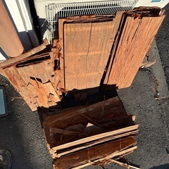 お寿司屋さんのカウンターの上の飾り屋根に使われていた屋根材木。の画像