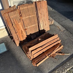 お寿司屋さんのカウンターの上の飾り屋根に使われていた屋根材木。