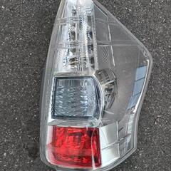 トヨタ プリウスα テールランプ 運転席側 右