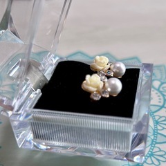 薔薇とパールのピアス「ケース付き」
