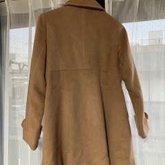 ベージュ色のレディース冬コートの画像