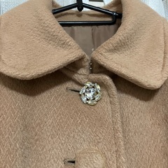 ベージュ色のレディース冬コートの画像