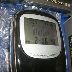 未使用品　カレンダー・時計付電卓　世界１６都市の時刻表示可能の画像