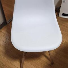 白い椅子２つセットの画像