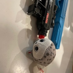 ピストルと、ぬいぐるみの画像