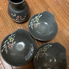つゆ入れと皿3枚の画像