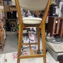 木製カウンターチェア　ハイチェア　イス　椅子　背もたれ付き　白　ホワイト　中古品　①の画像
