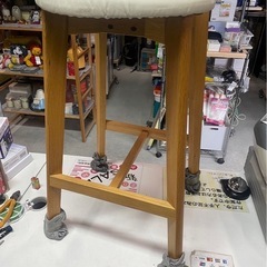 木製カウンターチェア　ハイチェア　イス　椅子　背もたれ付き　白　ホワイト　中古品　①の画像