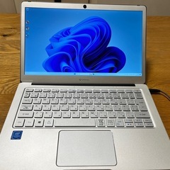 ノートパソコンと光るキーボード