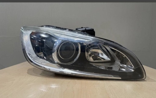 【中古】ボルボ　VOLVO　純正　V60/S60　2017年　右　ヘッドライト　LDA-FD4204T　品番31420256