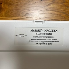 ノートパソコンと光るキーボードの画像