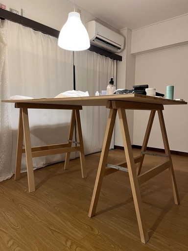 木製のテーブル 天板と足が別になっている