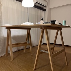 木製のテーブル 天板と足が別になっている