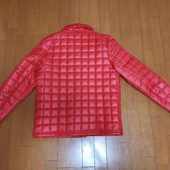 赤いadidasの画像