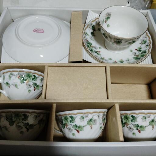 新品　ナルミ ボーンチャイナ　アルページュ　金彩　葡萄柄　カップ＆ソーサー5客