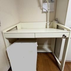 鍵付きデスク