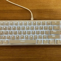 ノートパソコンと光るキーボードの画像