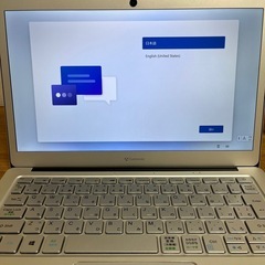 ノートパソコンと光るキーボードの画像