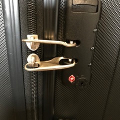 スーツケースL黒アイリスオオヤマ鍵一部破損の画像