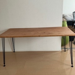 天然木を使用したダイニングテーブルの画像